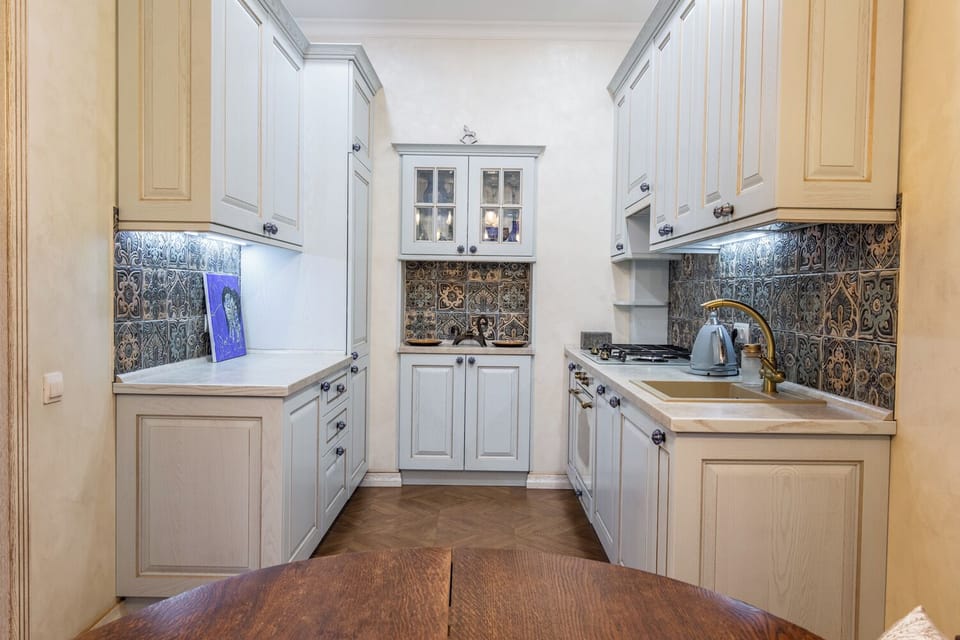 Signature Condo, Balcony, Courtyard View | Private kitchen