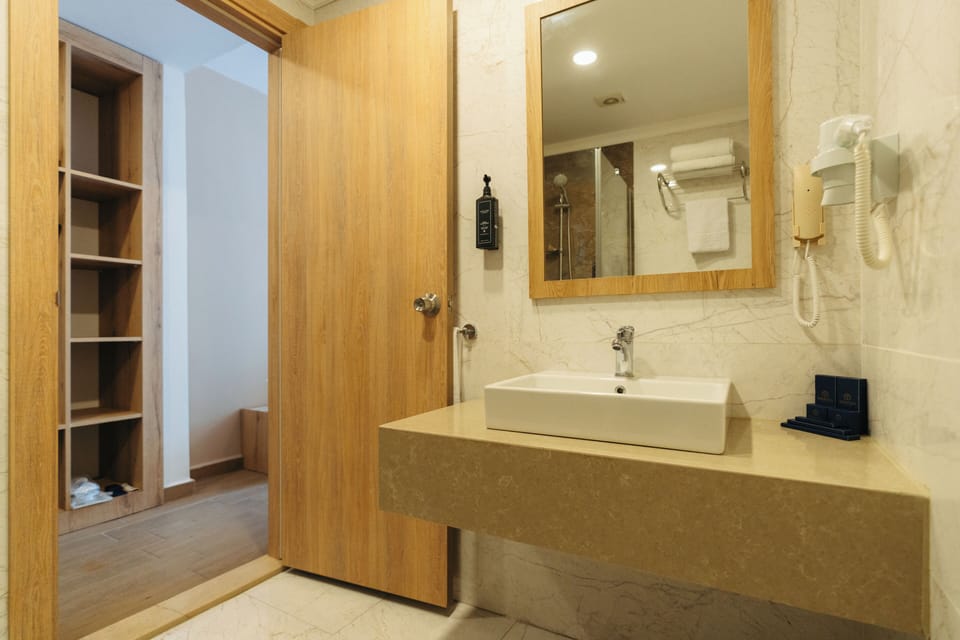 Standard Room, Balcony | Bathroom | Shower, free toiletries, hair dryer, towels