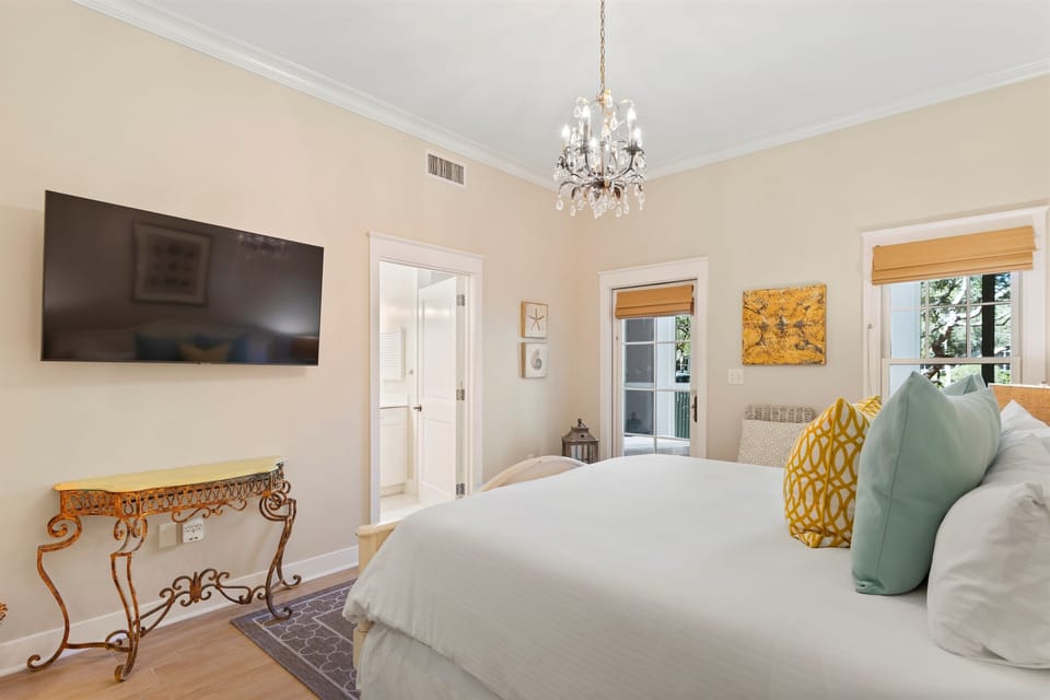 1st Floor King Bedroom