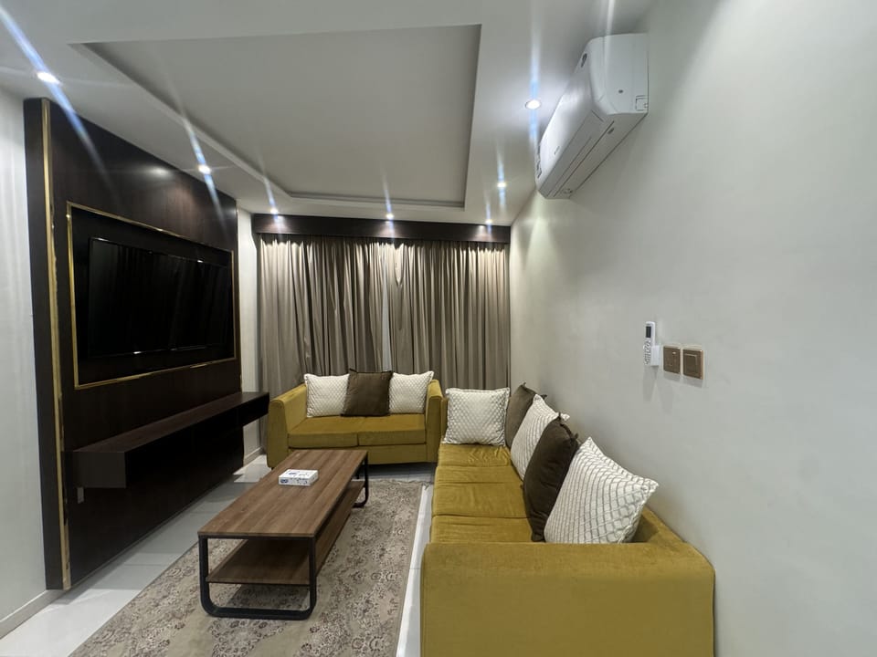 Apartment | Living area | Flat-screen TV