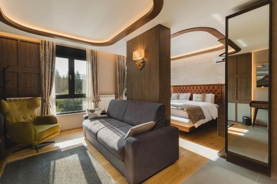 Deluxe Single Room, 1 King Bed with Sofa bed | In-room safe, soundproofing, iron/ironing board, WiFi (free)