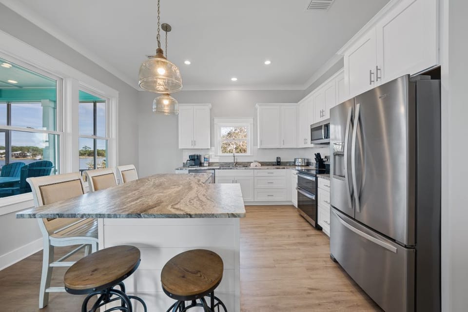 5  Dolphin Dreams Dining & Kitchen