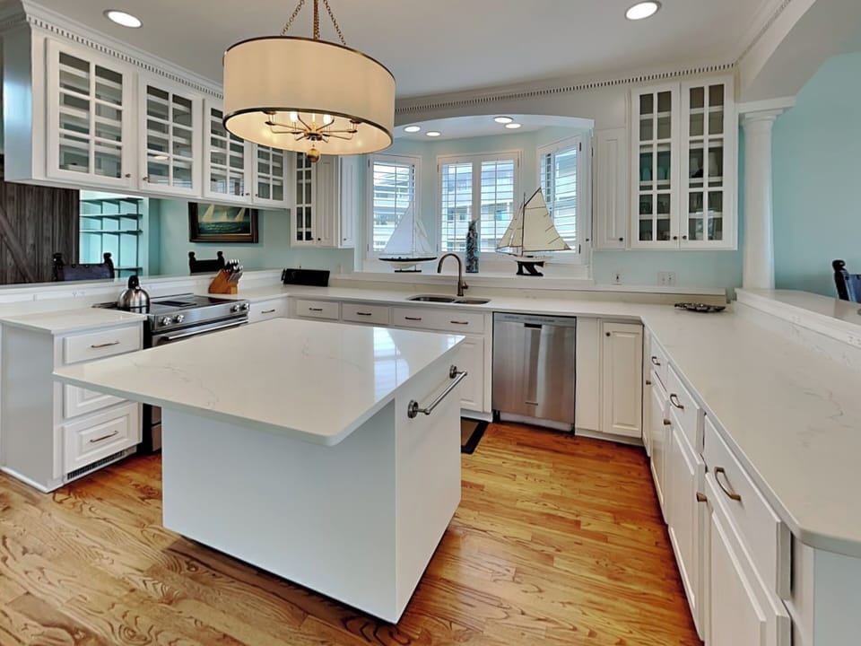 Full Kitchen w. Stainless Steel Appliances