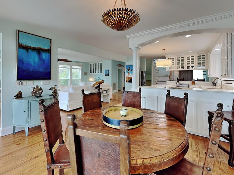 Dining Area w. Ocean Views + Seating for 6