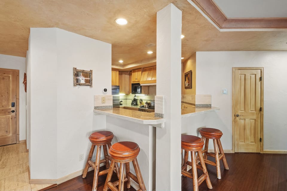 4.0-telluride-centrum-302-kitchen-bar5