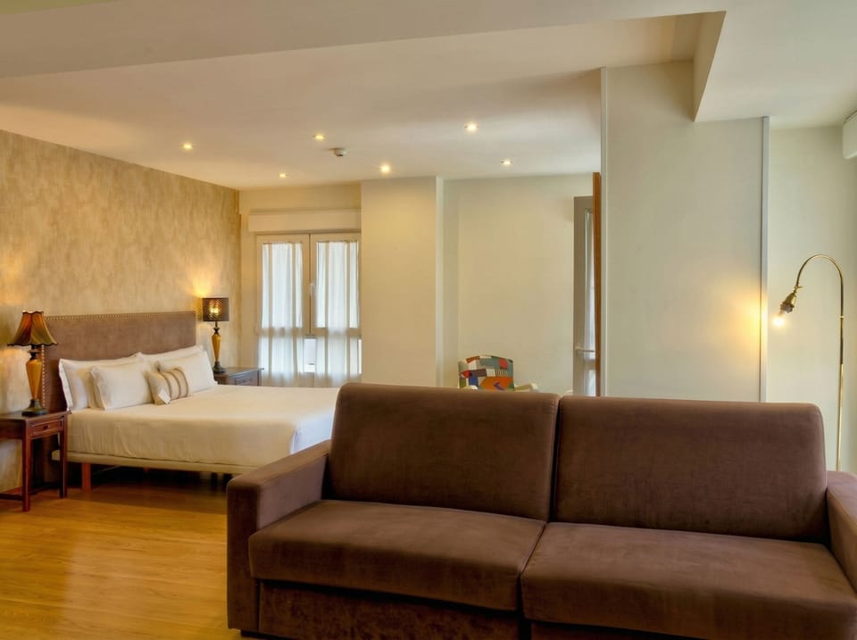 Suite, 1 King Bed with Sofa bed, Balcony, Park View | Free WiFi, bed sheets