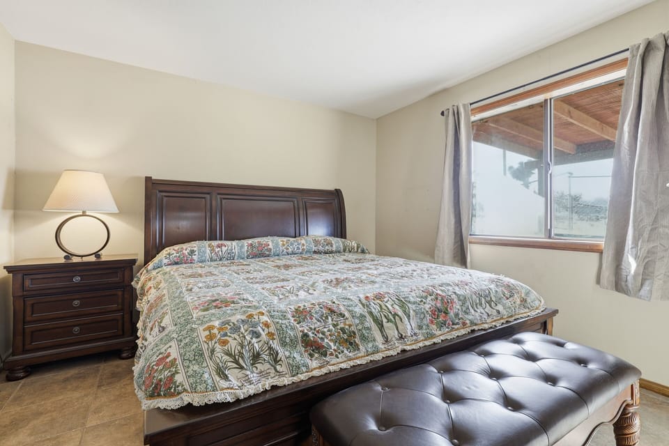 Lamp, Indoors, Furniture, Bed, Bedroom