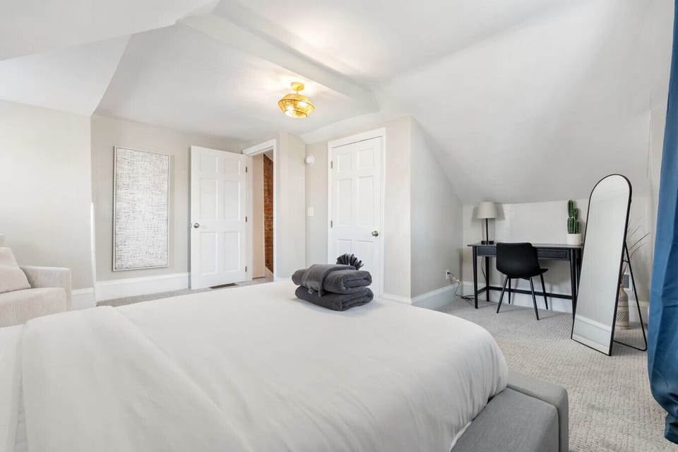 Upstairs bedroom w/ pullout loveseat sleeper