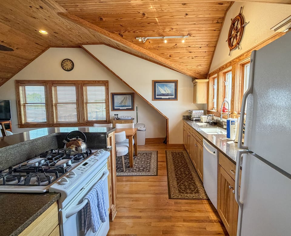 Kitchen (alternate view)