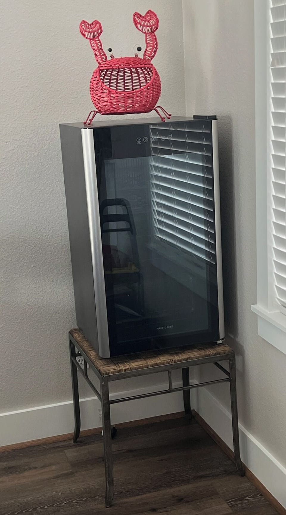 Your wine fridge keeps drinks perfectly chilled while charming crab décor adds a playful coastal touch to your stay.