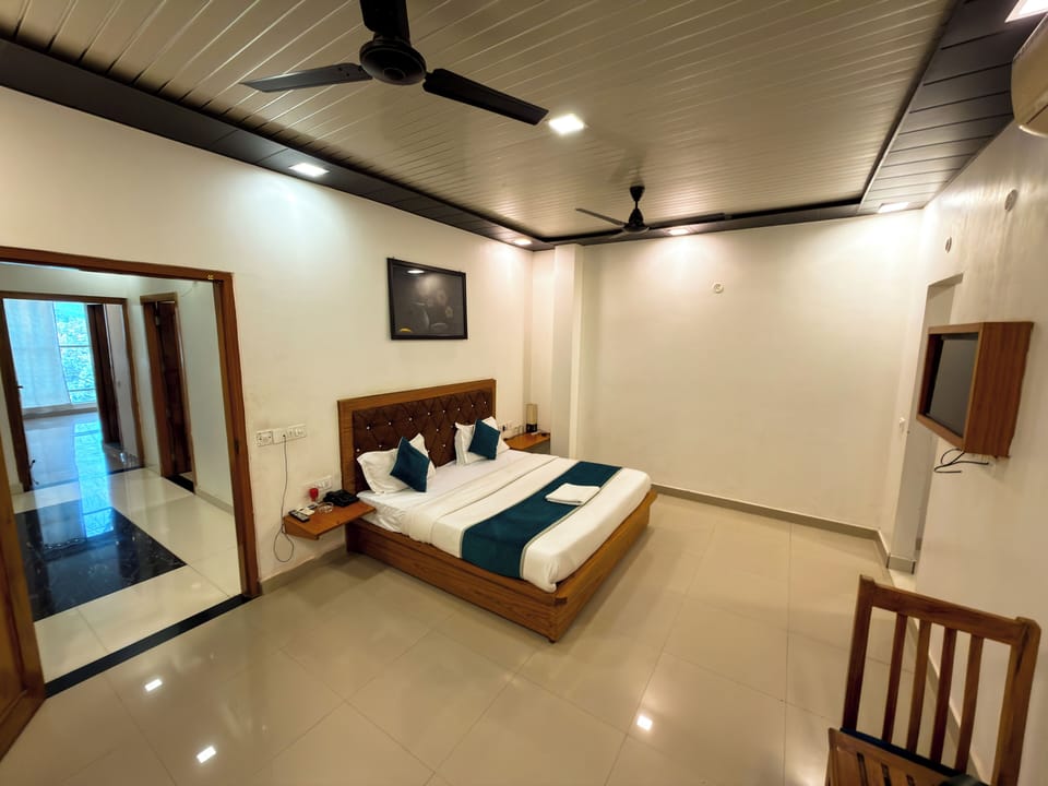 Family Triple Room | Desk, iron/ironing board, free WiFi