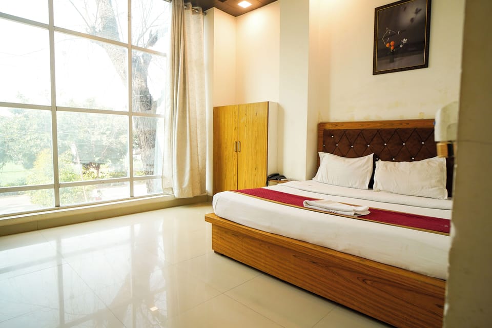 Deluxe Double Room, City View | Desk, iron/ironing board, free WiFi