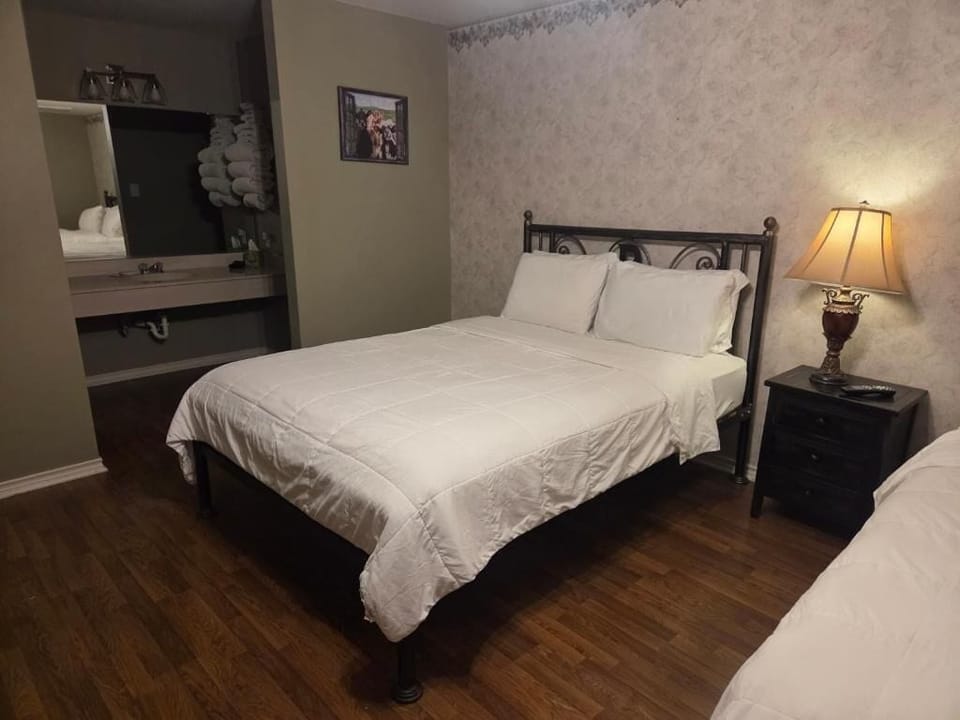 Standard Single Room | Laptop workspace, iron/ironing board (on request), WiFi (free)