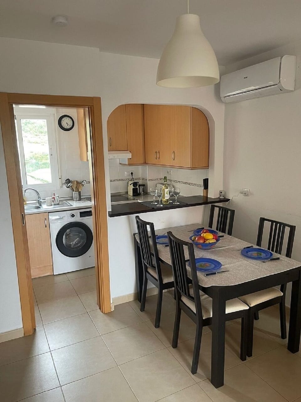 Kitchen & Dining fully equipped with modern Bosch/Siemens/Nespresso appliances.