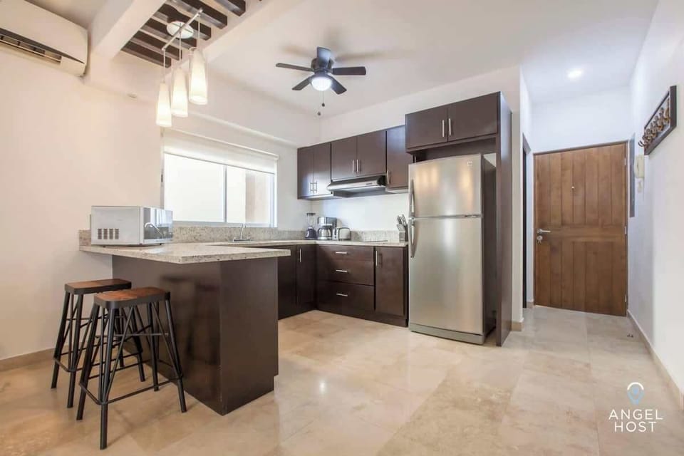 A breakfast bar with 2 stools so that you can keep the cook company or use it as a laptop-friendly workspace with 2 stools so that you can keep the cook company or use it as a laptop-friendly workspace