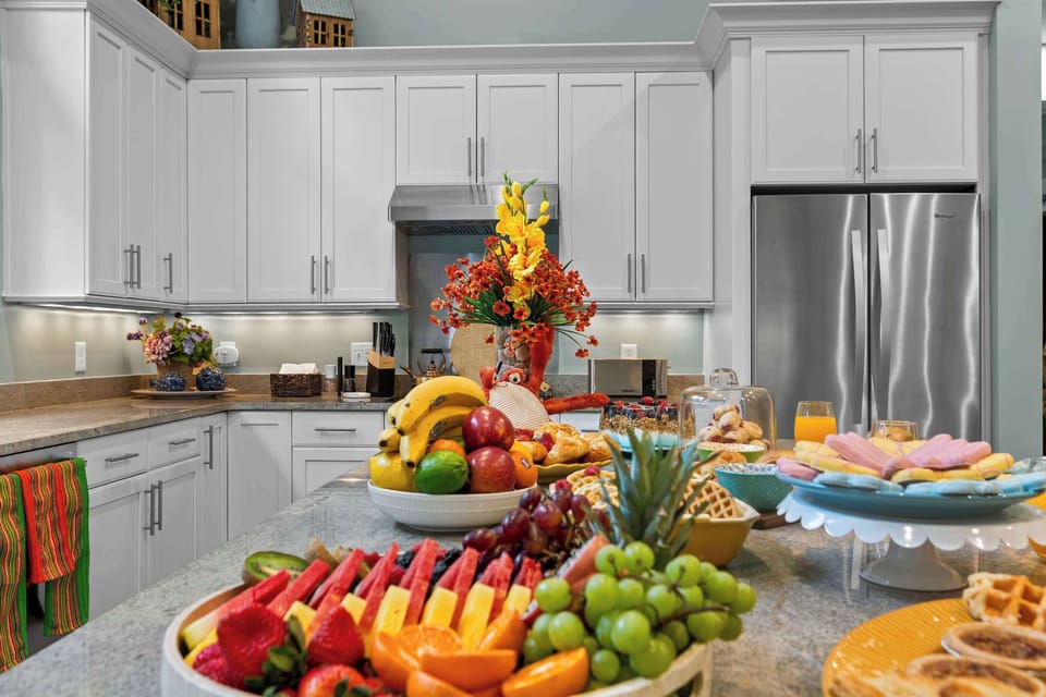 This bright, open kitchen features dramatic high ceilings and huge windows that fill the space with natural light—ideal for relaxed breakfasts before heading to the beach.