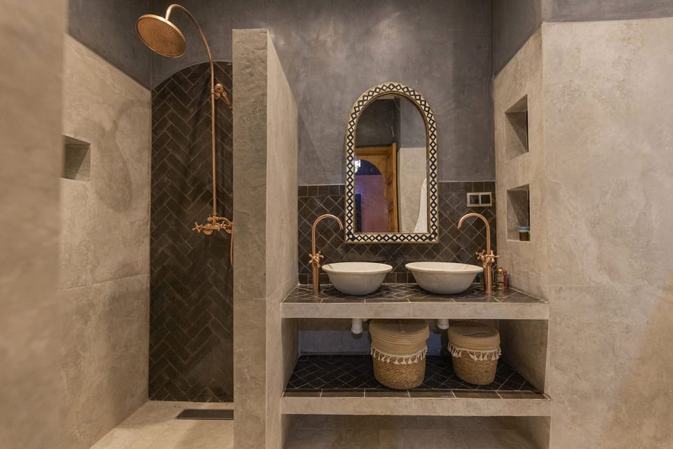 Comfort Suite | Bathroom | Slippers, towels, toilet paper