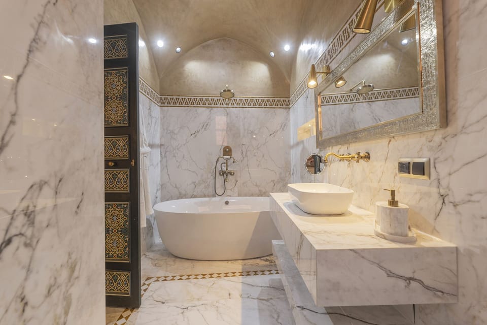 Deluxe Suite | Bathroom | Slippers, towels, toilet paper