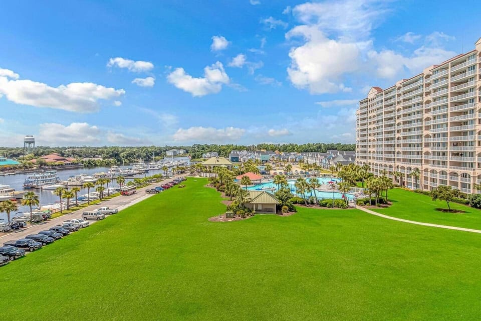 Waterfront Resort & Marina Views
Enjoy sweeping views of the Intracoastal Waterway, marina, and lush resort grounds.