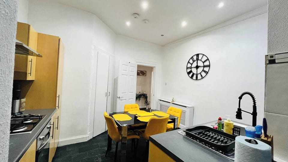 Apartment, 3 Bedrooms, Fireplace, Garden View | Private kitchen