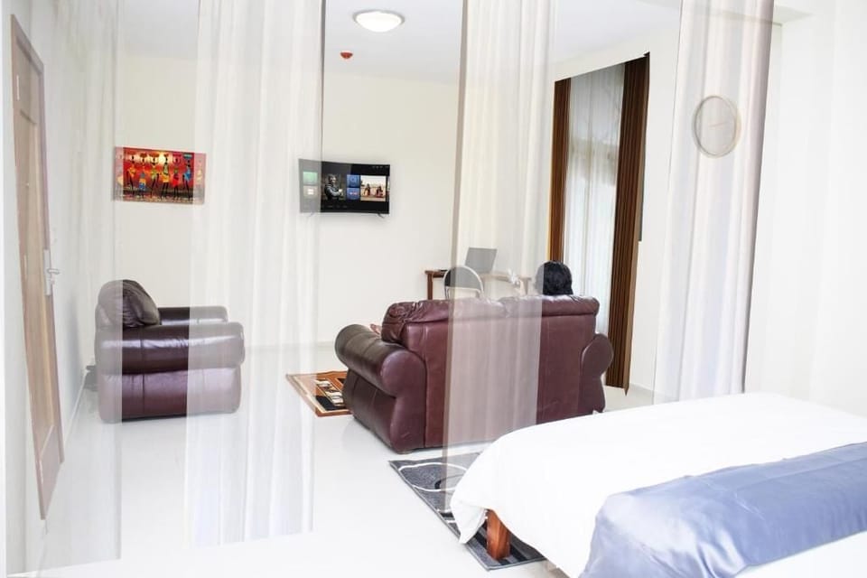 Executive Suite, City View | In-room safe, free wired internet