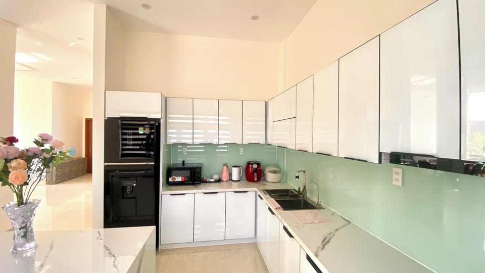 Full-size fridge, oven, stovetop, cookware/dishes/utensils