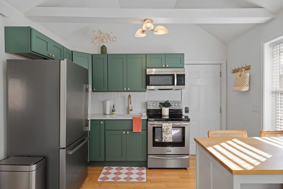 Newly remodeled kitchen w/ stainless appliances, quartz counters and cabinetry