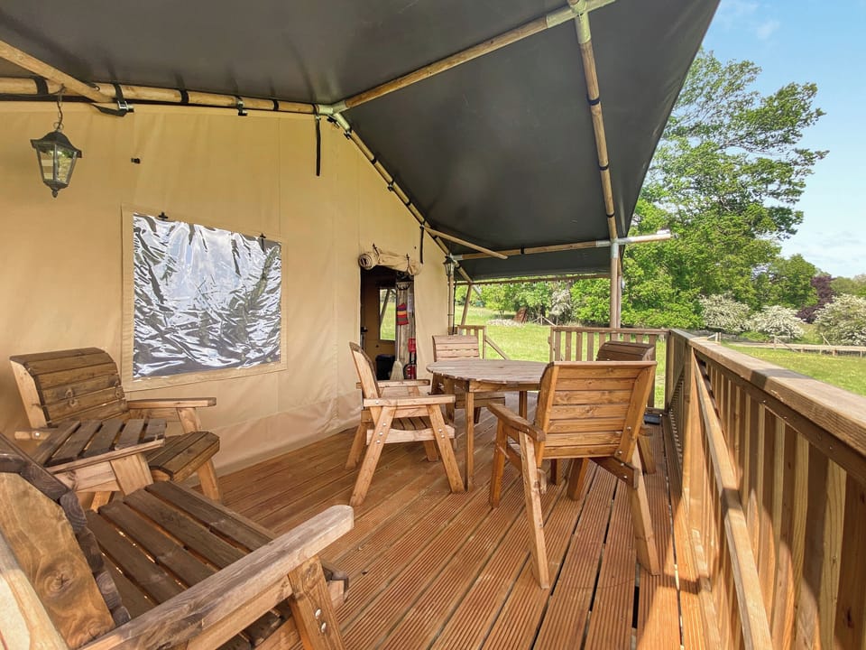 Sitting-out-area | Pheasant Lodge, Pangbourne