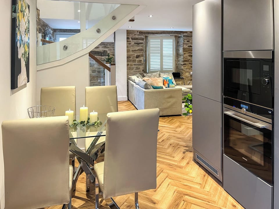 Open plan living space | Honeysuckle Cottage, St Agnes