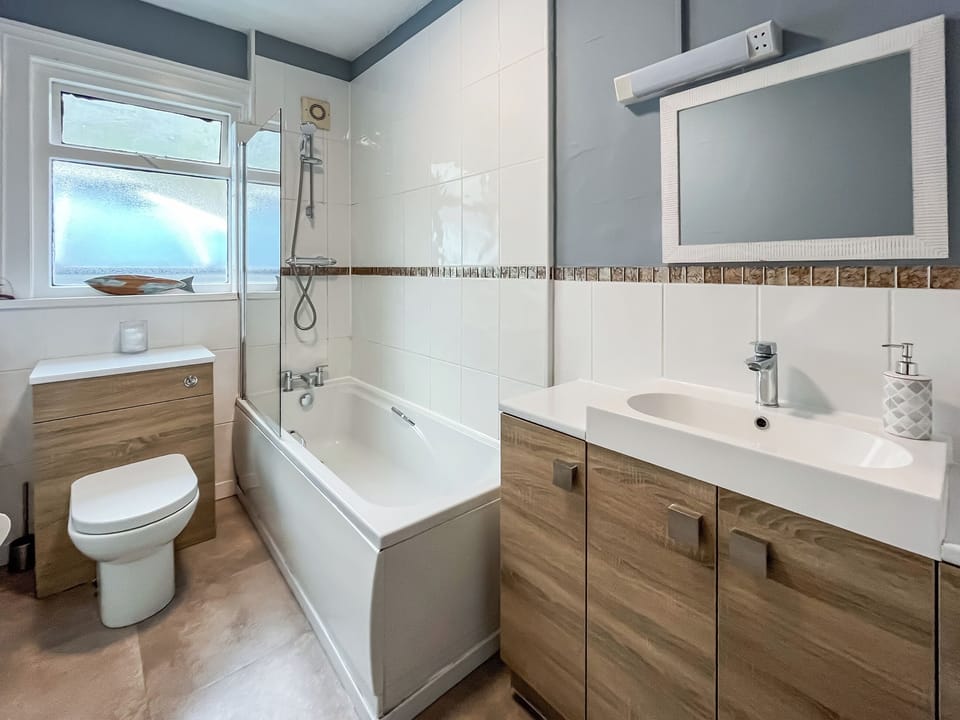 Bathroom | Penrhyn Arms Apartment, Penrhyn Bay