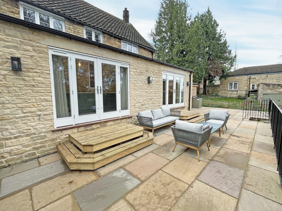 Sitting-out-area | Hall Yard, Burton, near Lincoln
