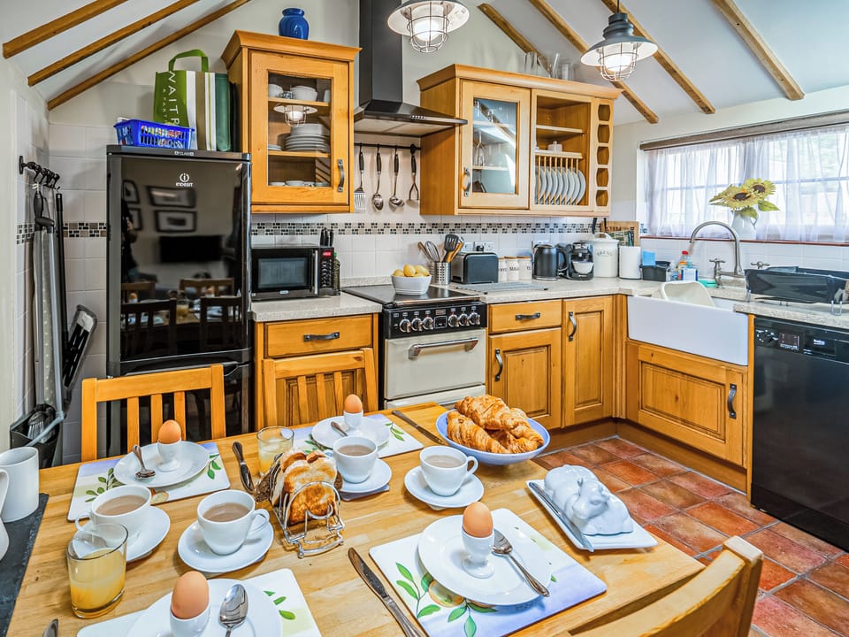 Kitchen | Corner Cottage - All Seasons Cottage Breaks, Saxmundham