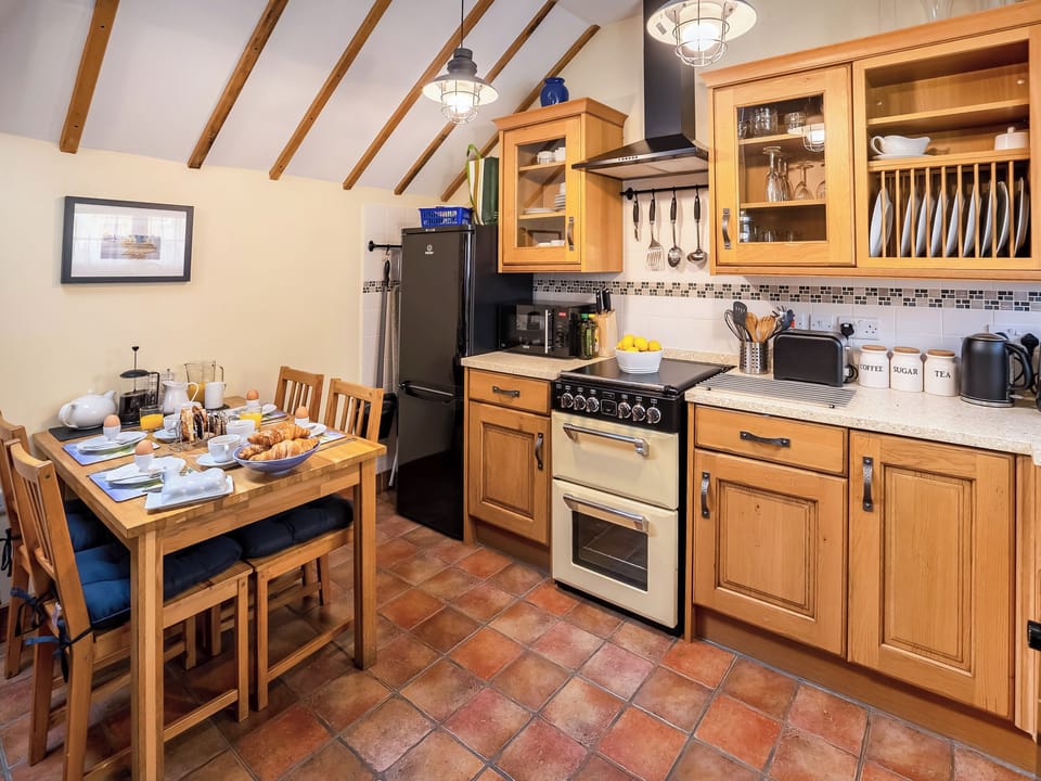 Kitchen/dining area | Corner Cottage - All Seasons Cottage Breaks, Saxmundham