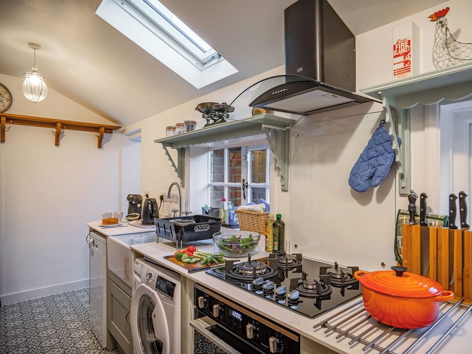 Kitchen | Flint Cottage - All Seasons Cottage Breaks, Saxmundham