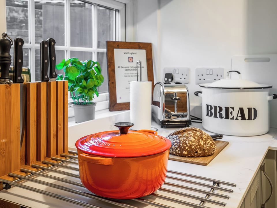 Kitchen | Flint Cottage - All Seasons Cottage Breaks, Saxmundham