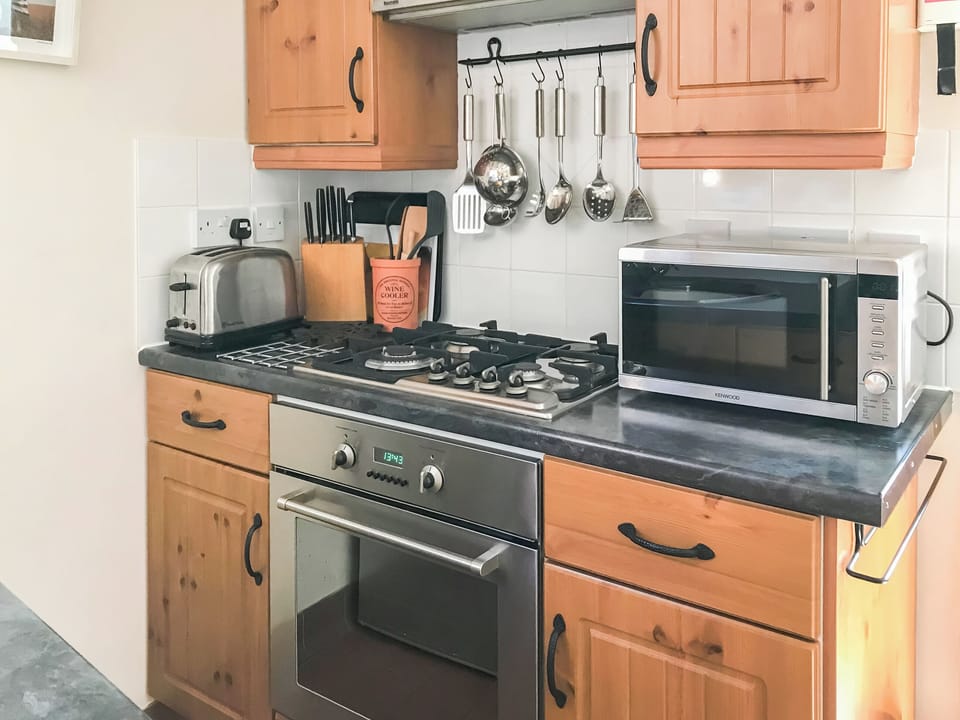 Kitchen | Chapel Cottage - All Seasons Cottage Breaks, Saxmundham