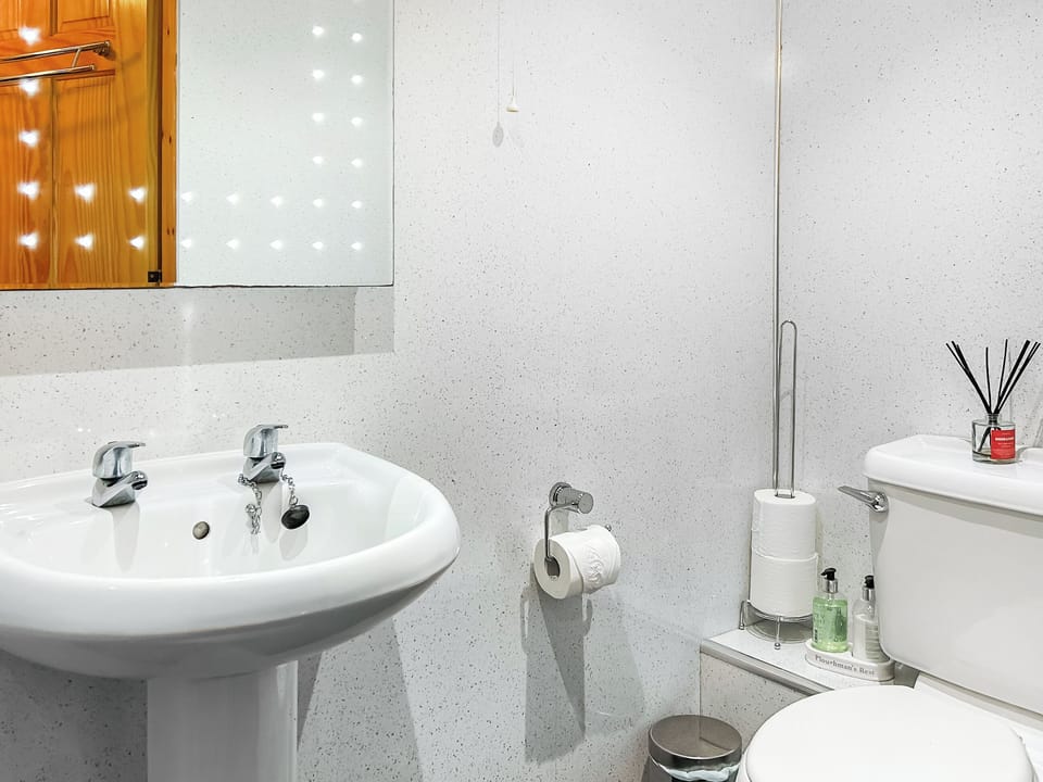 Bathroom | Cosy Neuk - Winston Holiday Accommodation, Peebles