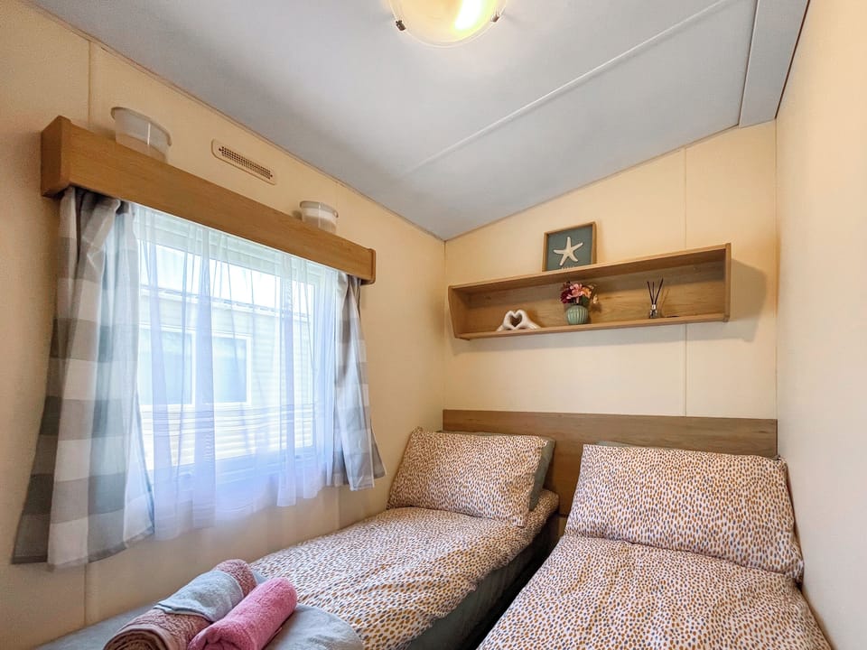 Twin bedroom | E&M, Towyn