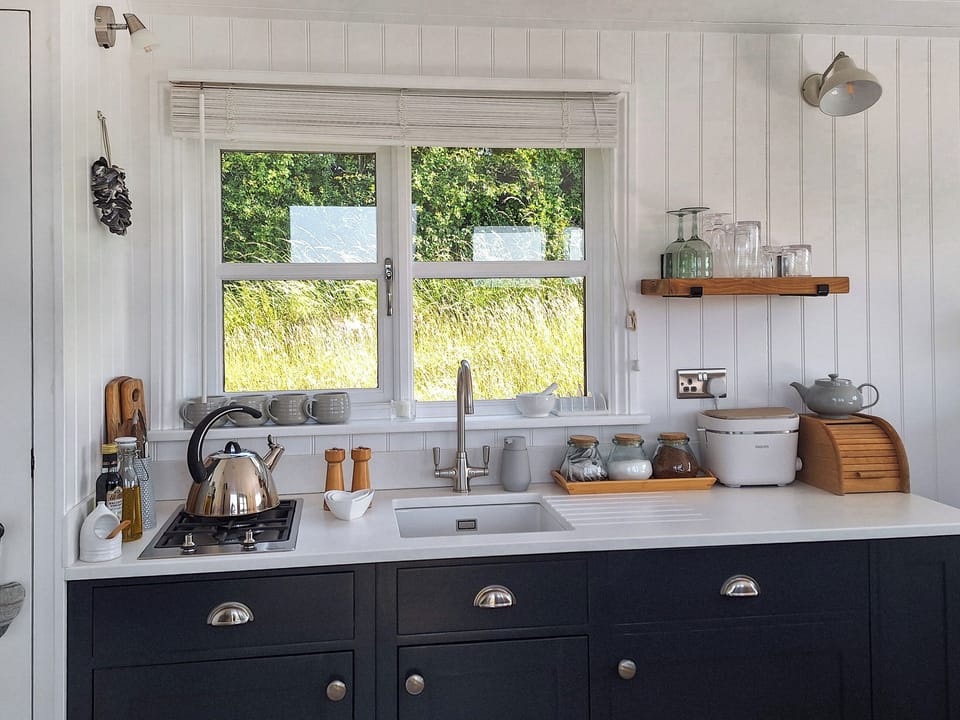 Kitchen | Pip&rsquo;s Hut, Bideford