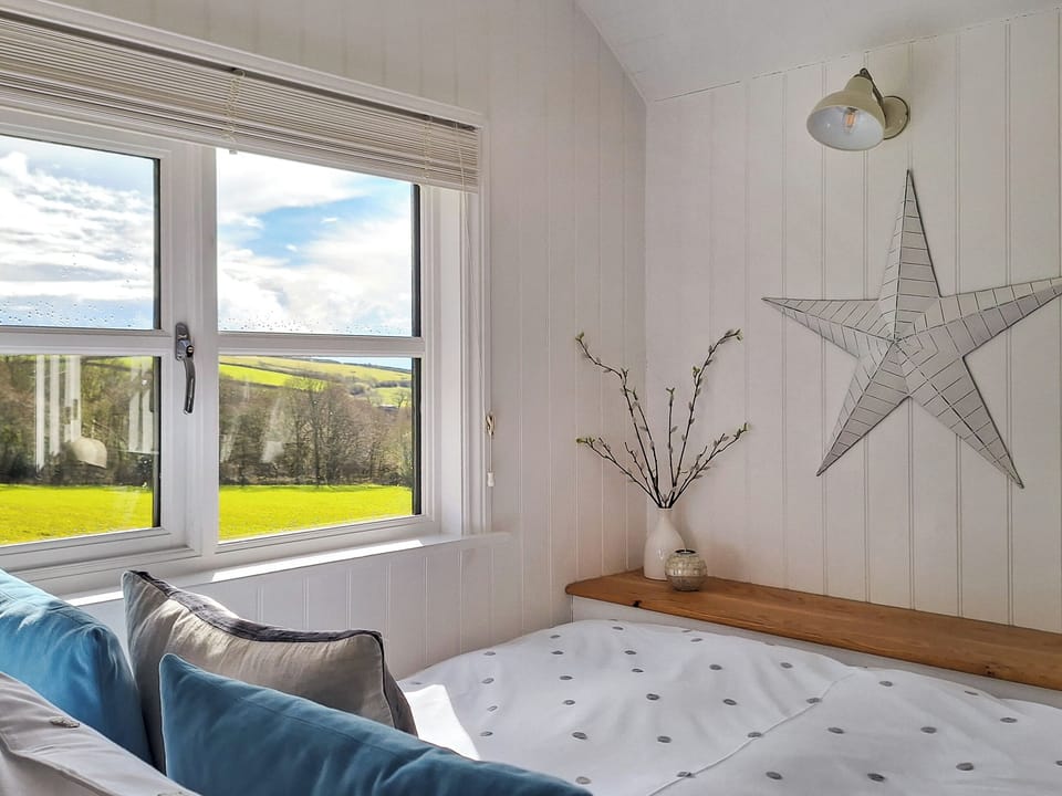 Double bedroom | Pip&rsquo;s Hut, Bideford
