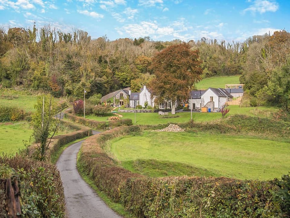 Setting | Y-Beudy Bach - Carreg Gwenlais Escapes, Llandeilo