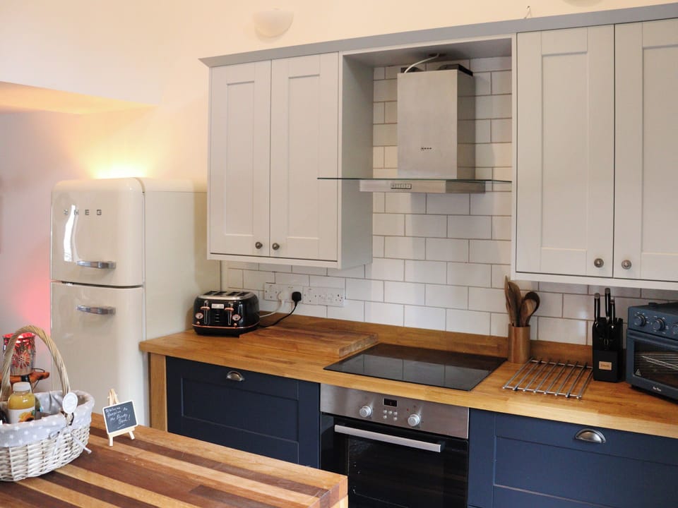 Kitchen | Y-Beudy Bach - Carreg Gwenlais Escapes, Llandeilo