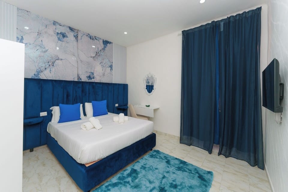 Room | Desk, blackout drapes, free WiFi