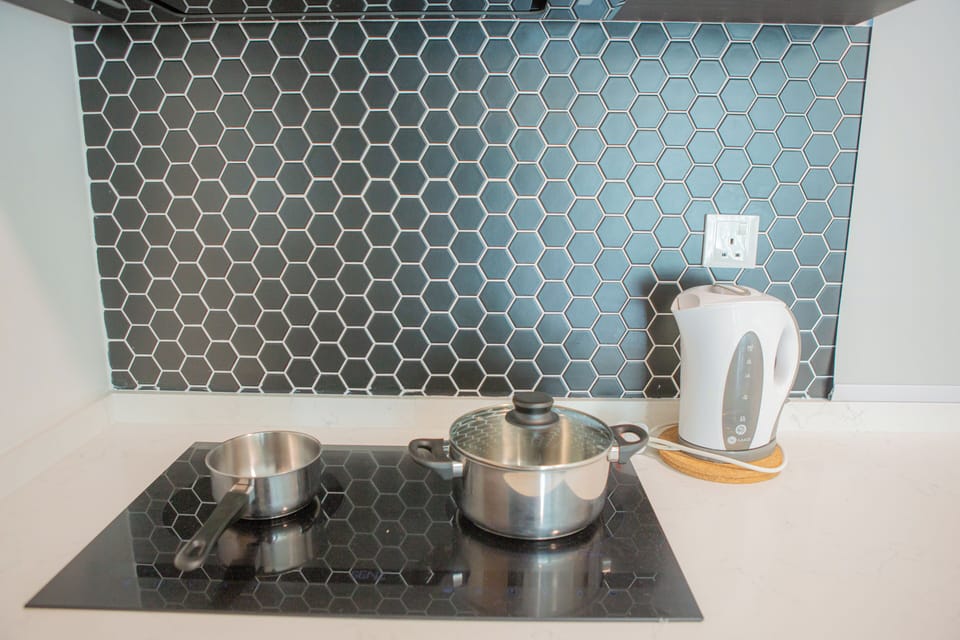 Full-size fridge, stovetop, cookware/dishes/utensils