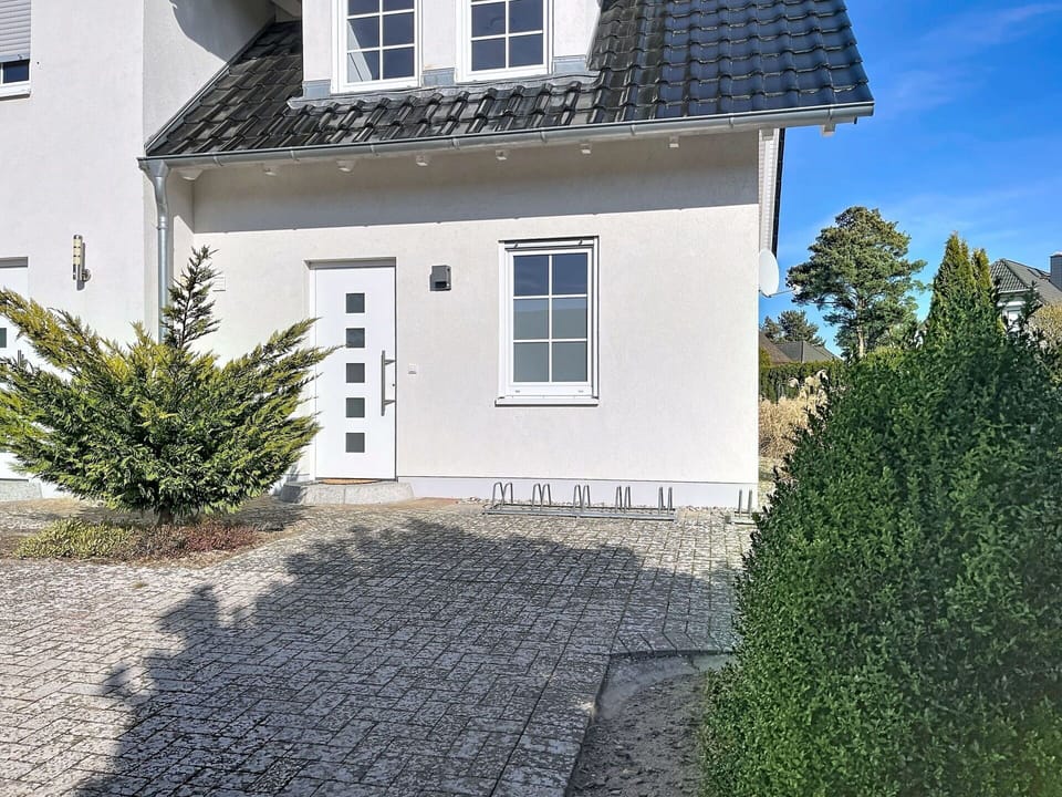 Building, Window, House, Residential Area, Home, Roof, Cottage, Door, Siding, Estate