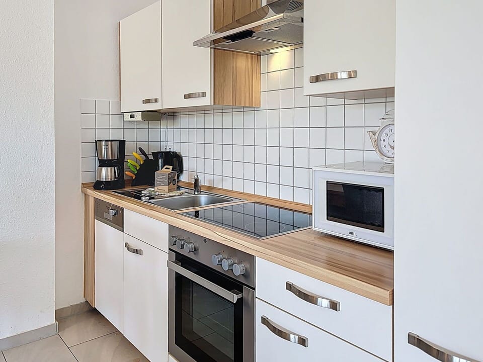 Kitchen Appliance, Kitchen, Countertop, Major Appliance, Cabinetry, Interior Design, Wood, Flooring, Home Appliance, Furniture