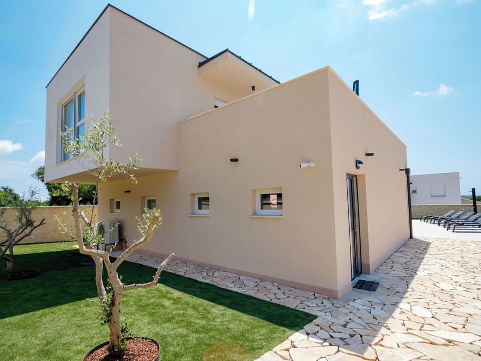 Building, Wall, Residential Area, Home, House, Facade, Architecture, Door, Composite Material, Estate