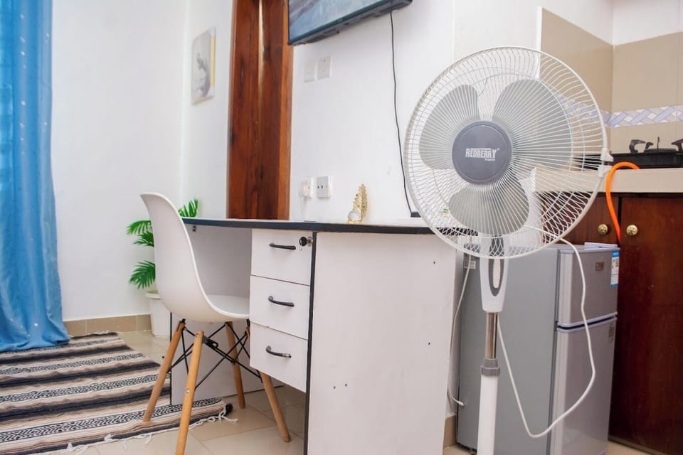 Deluxe Studio Suite | Private kitchen | Fridge, microwave, cookware/dishes/utensils