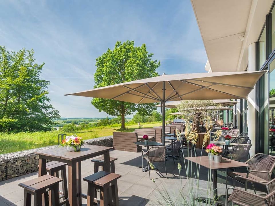 Sip coffee outdoors while soaking up sweeping green views.