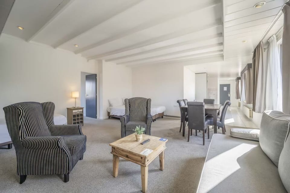 Gather comfortably in an airy lounge with plenty of space.